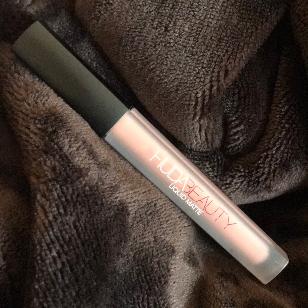 Huda Beauty Liquid Matte Lipstick in Crush